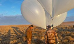 إحباط محاولة إدخال 18 كغم من المخدرات باستخدام "بالونات" على حدود الأنبار